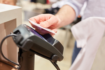 Kontaktlos Bezahlen mit NFC Kreditkarte