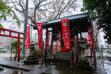 Fototapeta na wymiar 埼玉県蕨市 雪の降る三和稲荷神社
