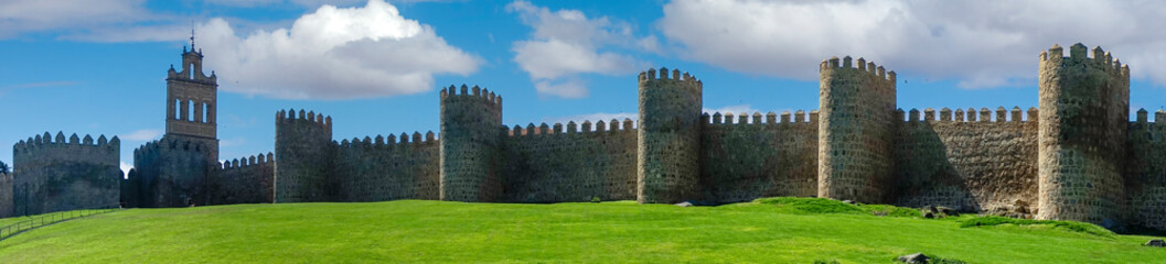 Fototapeta na wymiar paseo por la hermosa muralla medieval de Ávila, España