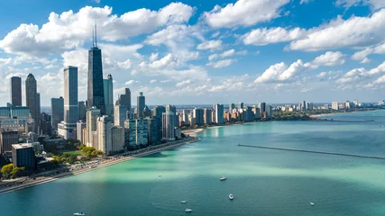 Foto op Aluminium Luchtfoto drone-weergave van de skyline van Chicago van bovenaf, wolkenkrabbers in het centrum van Chicago en stadsgezicht van Lake Michigan, Illinois, VS © Iuliia Sokolovska