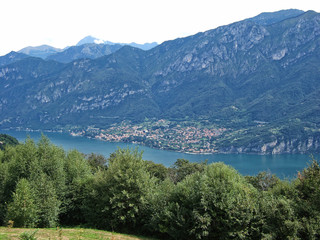Fototapeta na wymiar Panorama del ramo di Lecco del Lago di Como dal santuario del Ghisallo