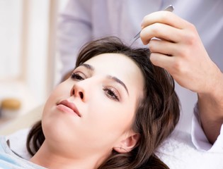 Fototapeta premium Kobieta odwiedza lekarza kosmetolog w koncepcji piękna