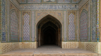 Obraz premium Shiraz, Iran - May 2019: The entrance of prayer hall in Vakil Mosque, Shabestan. Vakil means regent, title of Karim Khan, founder of Zand Dynasty.