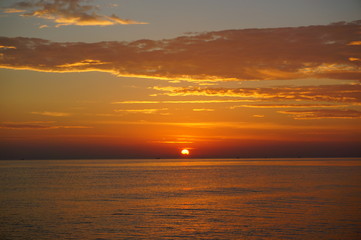 Fototapeta na wymiar sunrise or sunset on the beach