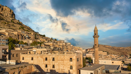 Obraz premium Mardin, Turkey - January 2020: Sehidiye mosque and its minaret with old Mardin cityscape