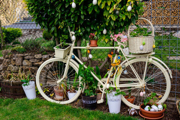 Fototapeta na wymiar old bicycle in the garden, easter decoration