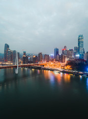 Obraz premium Zdjęcie z lotu ptaka jaskini Hong Ya Dong przed nocą nad rzeką Jialing w Chongqing w południowo-zachodnich Chinach