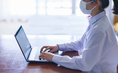 テレワーク　リモートワーク　タイピング　ノートパソコン　勤務　日本人　ビジネス　エンジニア　自宅