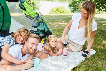 Familie mit zwei Kindern beim Camping