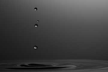 Gotas de agua cristalina chapoteando en una superfície de agua calmada y formando ondas circulares...