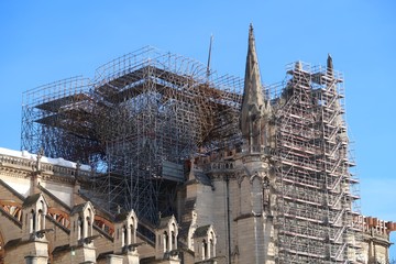 Échafaudage brûlé du toit de la cathédrale Notre-Dame de Paris, en décembre 2019, après...