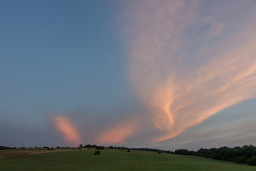 farbige wolken am blauen himmel in der natur