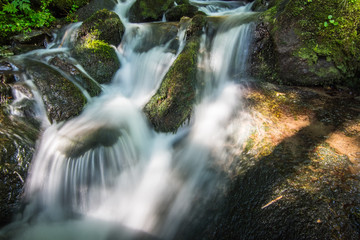 wildwasser von einem bach mit felsen