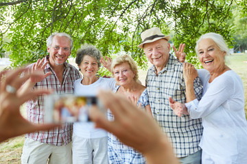 Senioren lassen sich fotografieren im Urlaub - obrazy, fototapety, plakaty