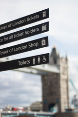 Cartel frente al puente de la torre, Londres