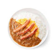 ソーセージとスクランブルエッグをトッピングしたカレーライス