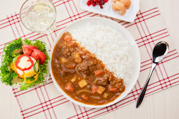 オーソドックスな日本のカレーライス　(じゃがいも、人参、玉ねぎ、牛肉）