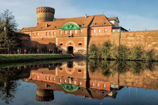 berlin, deutschland - zitadelle spandau mit wasserspiegelung