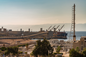 Obraz premium water transport - loading onto a ship - industry