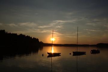 Zach&oacute;d słońca nad jezorem Wiele