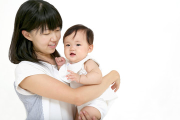 笑顔の赤ちゃんを抱く笑顔のお母さん。育児、愛情イメージ