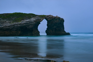 Playa Catedrales, Acantilado