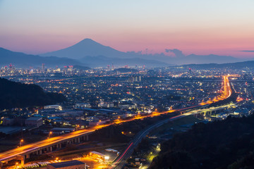 静岡市から夜明けの町並みと朝焼け富士山