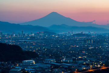 静岡市から夜明けの町並みと朝焼け富士山