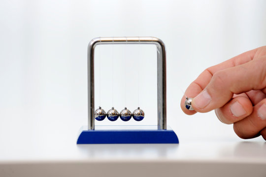 Newtonpendel, Kugelpendel in Bewegung
