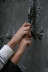 manos llamando a la puerta