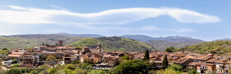 Fototapeta na wymiar Beautiful panoramic view of San Martín del Castañar village. Sierra de Bejar. Spain. Declared Historical Site and Biosphere Reserve of the Sierras de Bejar and Francia.