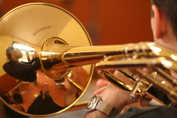 Fototapeta na wymiar reflejos en las trompetas