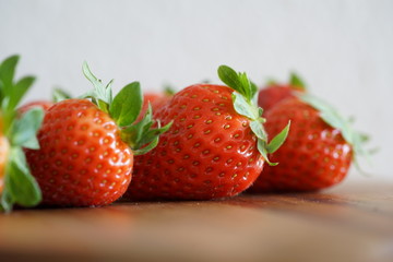 Erdbeeren auf einem Küchenbrett