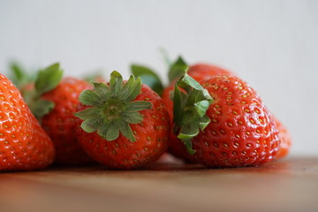 Erdbeeren auf einem Küchenbrett