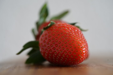 Erdbeeren auf einem Küchenbrett