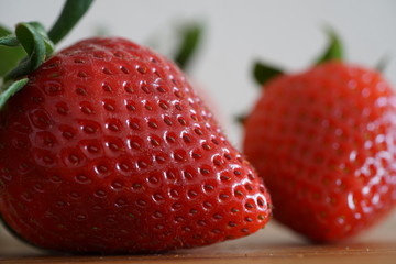 Erdbeeren auf einem Küchenbrett
