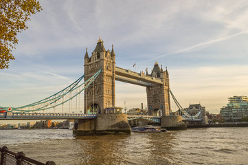 Fototapeta na wymiar View of the Tower bridge from Themes promenade