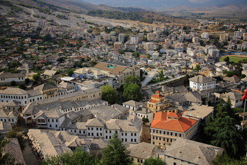 Gjirokastra - panorama miasta w południowej Albanii widziana ze wzgórza zamkowego. © Dariusz Skoczeń