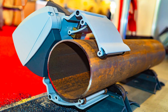 Cutting large diameter pipes. Pipe production. Pipe welding. Equipment for gas-plasma cutting of pipes. Equipment for the production of the pipeline. Industrial equipment. Cutting tubing.