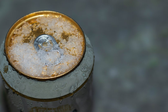 Lata de cerveja gelada com cristais de gelo