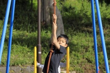 ターザンロープで遊ぶ小学生(4年生)