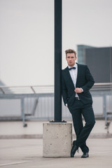 Portrait eines jungen Mannes im Anzug auf einem Parkdeck