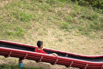 滑り台で遊ぶ小学生(4年生)