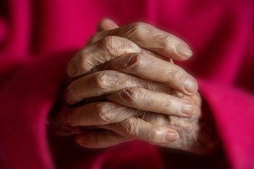 betende Hände, alte Hände zum Gebet gefaltet