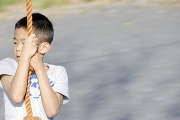 ターザンロープで遊ぶ小学生(4年生)