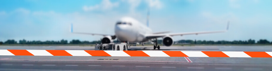 Obraz premium Covid-19 corona virus outbreak concept. Flight ban and closed borders for tourists and travelers with coronavirus (covid-19) . Flight ticket refunds and route changes