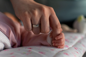 Baby hält Mamas Hand