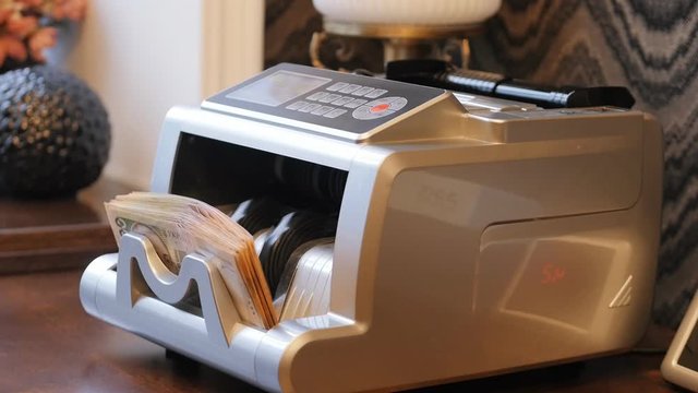Currency counting machine counting banknotes. Quick cash loan. Currency counting machine counting banknotes. Banking and commercial activities. Quick cash loan. Bank automation for counting paper mone