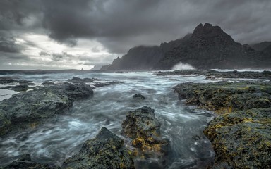 Felsige Küste mit Stürmischer See und Goldstücken am auf den Felsen