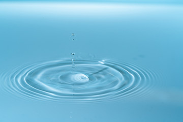 Drop of water drop to the surface. Waves on the surface of the water from a collision